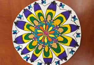 Barwna mandala wykonana z zastosowaniem kolorowych flamastrów. Praca Julii. Klasa 5d