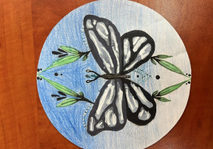Weronika z klasy 5c zaprojektowała mandalę z głównym akcentem plastycznym przedstawiającym motyla. Praca wykonana w tonacji chłodnej.
