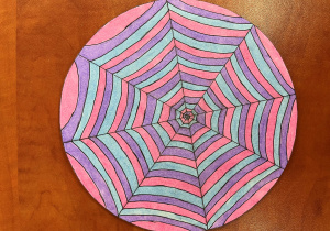 Kolorowa mandala wykonana przez Gabrysię, uczennicę klasy 5a Całość pracy nawiązuję do motywu pajęczyny w pastelowej tonacji barw.