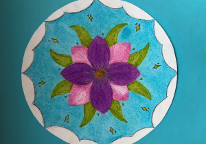 Mandala z motywem roślinnym z zastosowaniem pasteli olejnych. Praca Zuzi, uczennicy klasy 5a