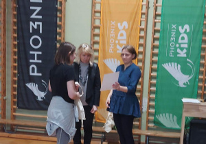 Uczestniczka Międzyszkolnego Turnieju Sudoku – Emilia Ślęczkowska z klasy 6b odbiera dyplom i nagrodę rzeczową za zajęcie III miejsca w swojej kategorii wiekowej