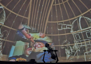 Uczniowie w Planetarium poznają mapę nieba.