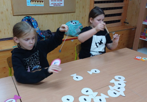 Zabawa w wędkarza.Za pomocą wędki uczestnicy łapią rybki z obrazkami, których nazwy zawierają głoski szumiące, ćwiczenia słuchowe.