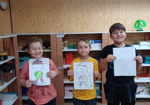 Zajęcia emocjonalno – społeczne. Ćwiczenie – Autoportret idealny. Uczniowie rysują swój portret, w kontury wpisują swoje cechy umiejętności z których są dumni, a następnie prezentują swoje mocne strony na forum grupy