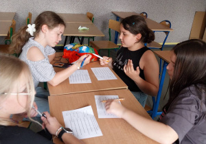 Uczniowie z klas 5 (gr.1) pracując w zespołach powtarzają dotychczasowy materiał leksykalny.