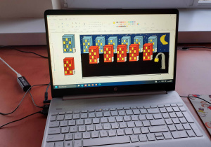 Praca uczniów klasy 3b w programie Paint -projekt osiedla bloków.