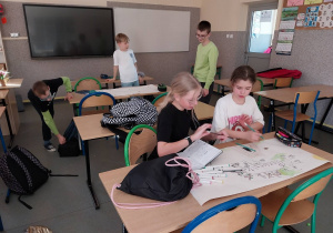 Uczniowie w zespołach powtarzają dotychczasowy materiał leksykalny.