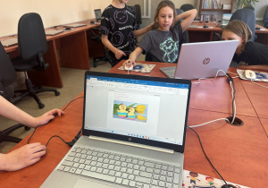Uczniowie klasy 2a w ramach zajęć koło informatycznego pracują w programie graficznym Paint.