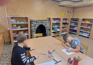 Zajęcia emocjonalno - społeczne - uczniowie z klas pierwszych przygotowują rysunki przedstawiające siebie jako zwierzątko i określają trzy cechy, które opisują wybrane zwierzę oraz uzasadniają swój wybór.