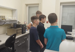 Uczniowie klas 7 na zajęciach w laboratorium Uniwersytetu Łódzkiego