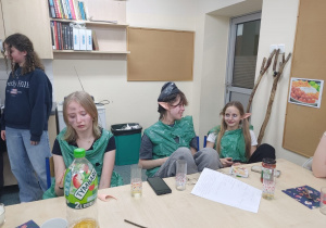 Uczniowie prezentują stroje wykonane w ramach projektu Baśniowy świat plemion Śródziemia