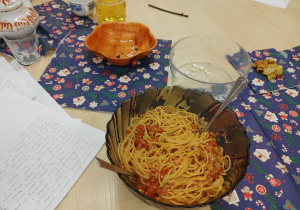 Potrawa z makaronem spaghetti.